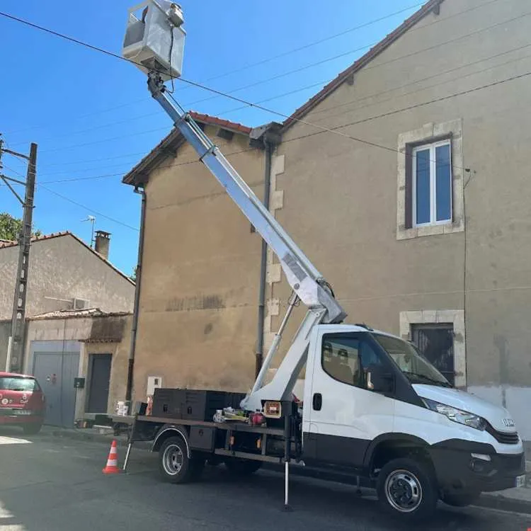 Camion nacelle sur une réparation de toiture à Briançon