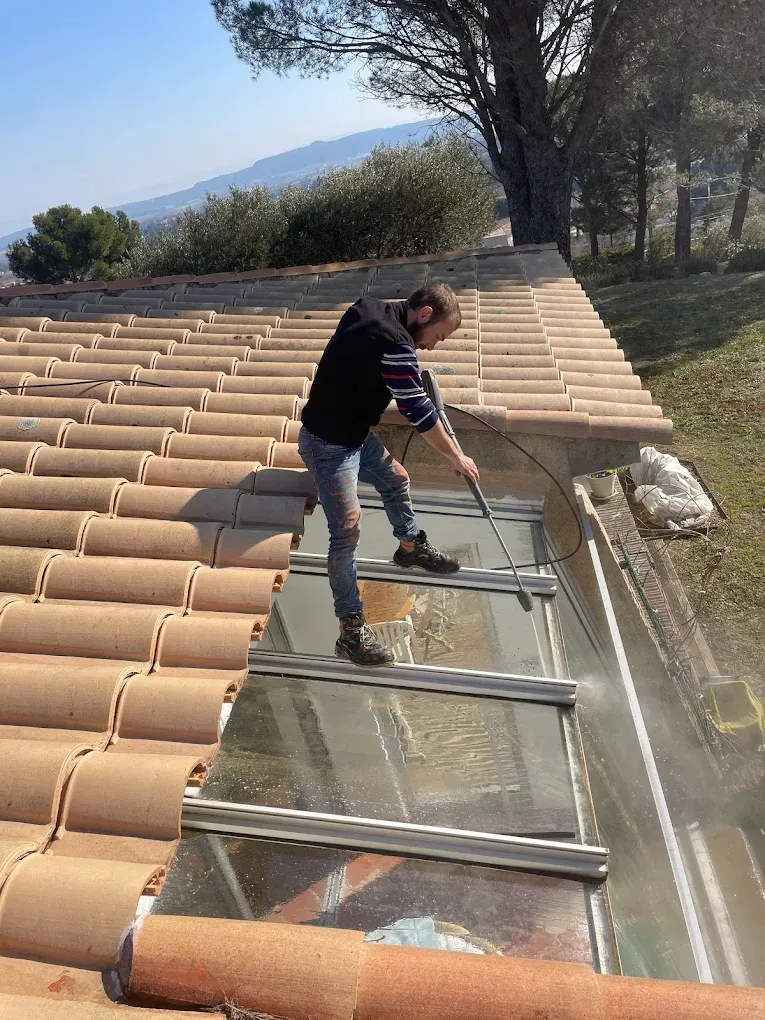 Démoussage et lavage d'une toiture et veranda