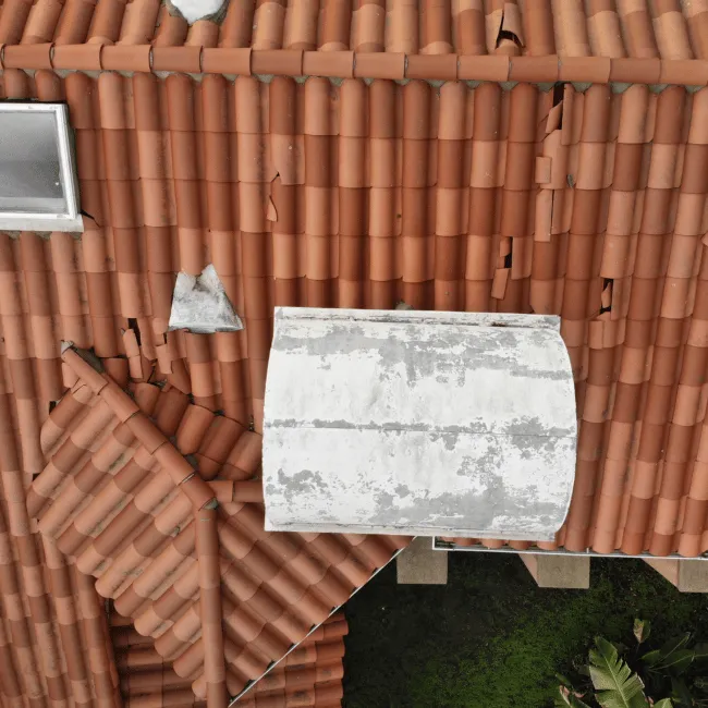 fuite sur un toit en tuiles